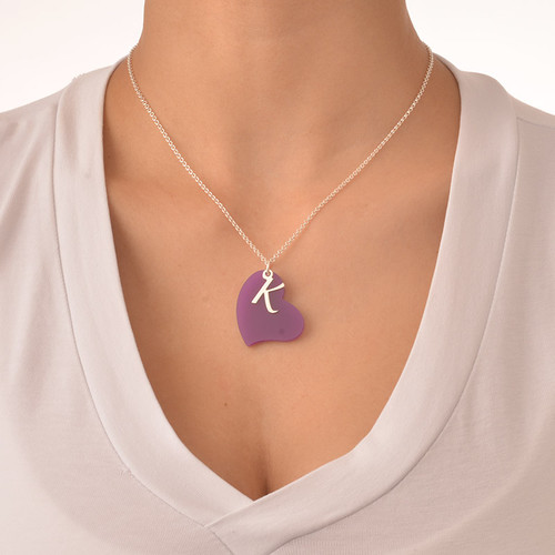 シルバーイニシャルチャーム付きアクリルハートネックレス - 2