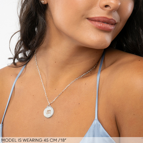 マザーオブパールイニシャルカットアウトネックレス（スターリングシルバー） - 2